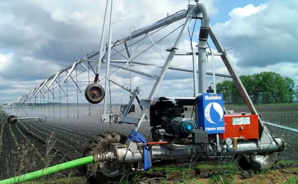 Reinke Maxigator lateral move irrigation system for square and rectangular fields